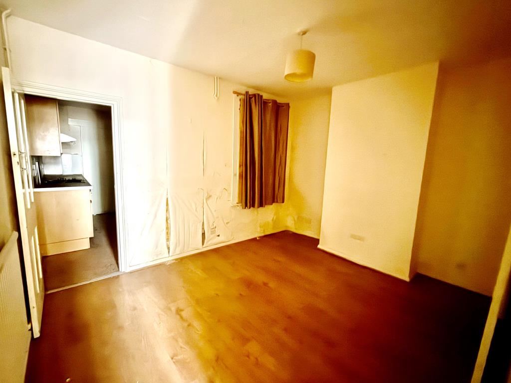 Lot: 158 - TERRACED HOUSE FOR REFURBISHMENT - Dining room